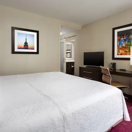 Hampton Times Square 3*