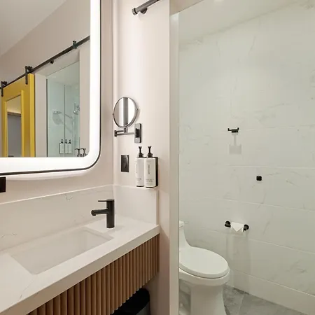 Hotel Voco Astoria By Ihg 3*