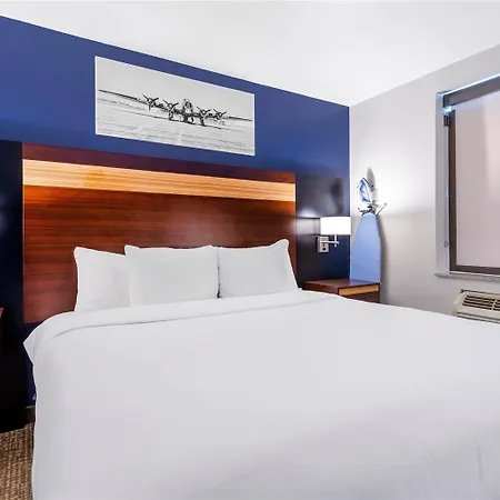 Avion Near Lga Airport, An Ascend Collection * New York