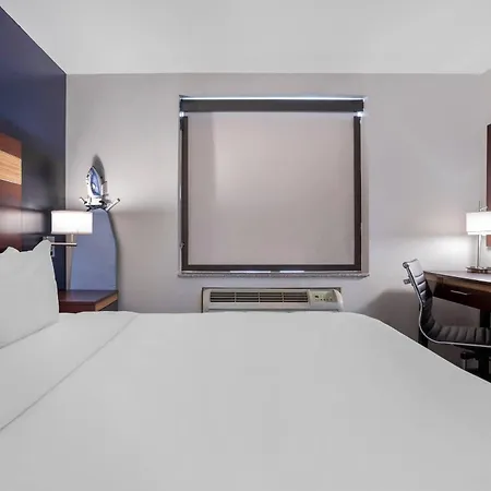 Avion Near Lga Airport, An Ascend Collection New York