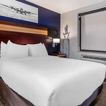 Avion Near Lga Airport, An Ascend Collection New York