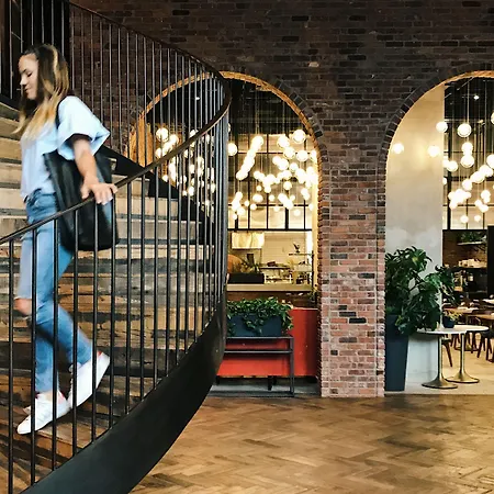 Arlo Williamsburg 5*