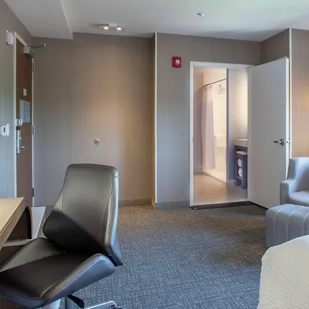 Courtyard By Marriott Queens/fresh Meadows