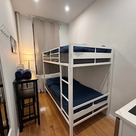 With Kitchen In Chelsea - Shared Bathroom - 3rd Floor Walk-up New York