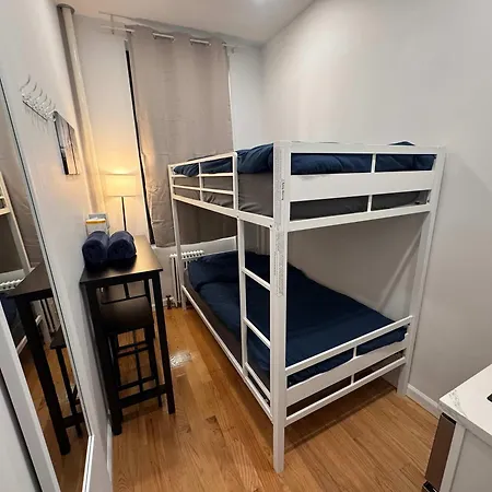 Apartment With Kitchen In Chelsea - Shared Bathroom - 3rd Floor Walk-up *