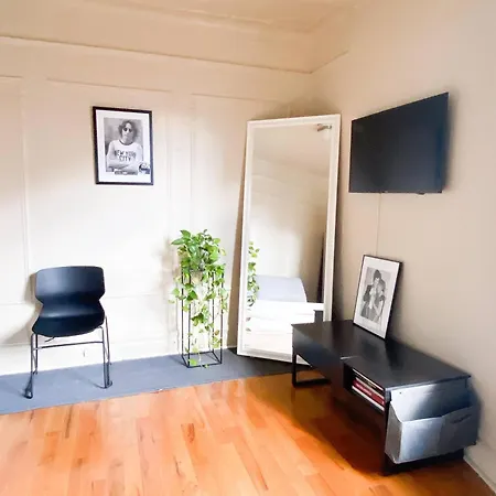 Apartment Charming 2-bedroom Entire In Area *