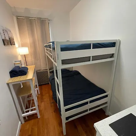 In Chelsea 2 With Kitchen - Shared Bathroom -5th Floor Walk-up Apartment *