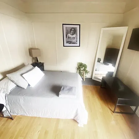 Charming 2-bedroom Entire In Area *
