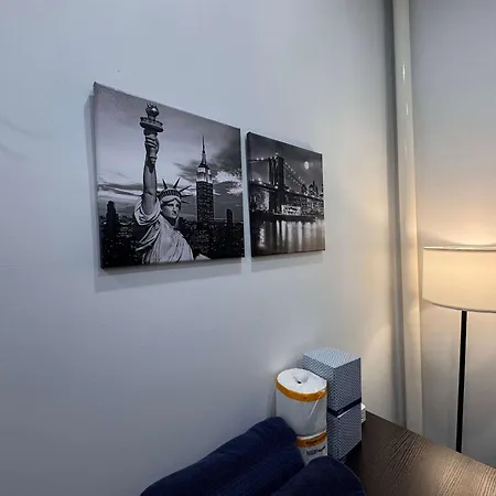 With Kitchen In Chelsea - Shared Bathroom - 3rd Floor Walk-up Apartment New York