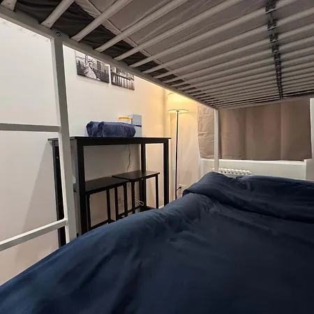 Apartment With Kitchen In Chelsea - Shared Bathroom - 3rd Floor Walk-up *