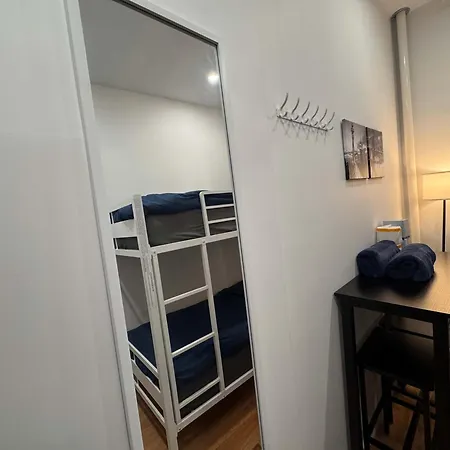 With Kitchen In Chelsea - Shared Bathroom - 3rd Floor Walk-up