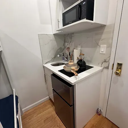 With Kitchen In Chelsea - Shared Bathroom - 3rd Floor Walk-up *