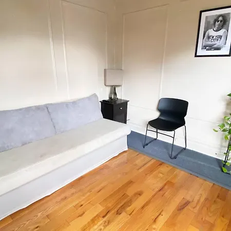 Apartment Charming 2-bedroom Entire In Area *