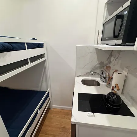With Kitchen In Chelsea - Shared Bathroom - 3rd Floor Walk-up Apartment
