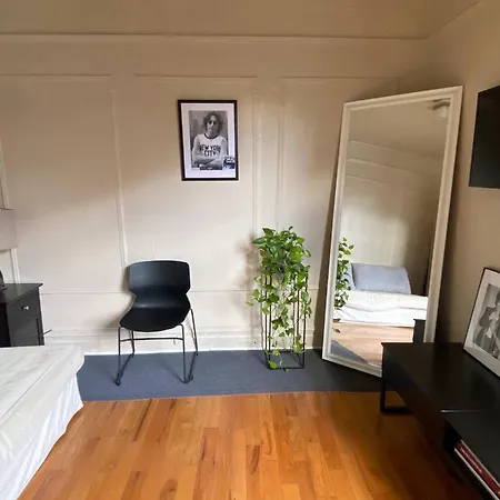 Charming 2-bedroom Entire In Area *