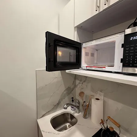 With Kitchen In Chelsea - Shared Bathroom - 3rd Floor Walk-up New York