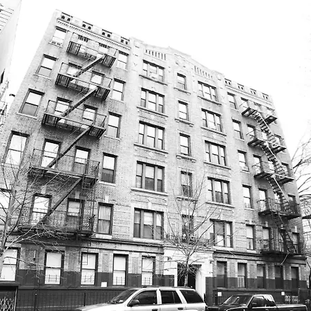 Charming 2-bedroom Entire In Area