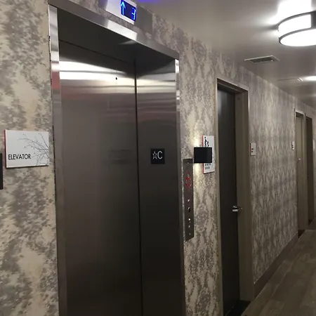 Ramada By Wyndham Bronx Terminal Hotel