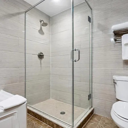Hotel Ramada By Wyndham Flushing Queens 3*