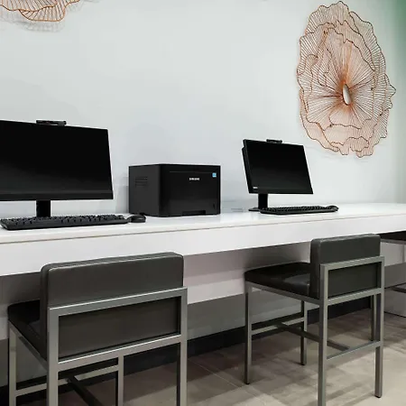 Wingate By Wyndham Long Island Hotel 3*