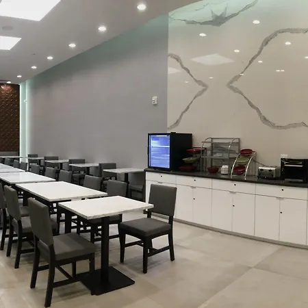 Wingate By Wyndham Long Island Hotel 3*