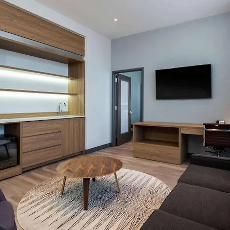 Wingate By Wyndham Long Island Hotel