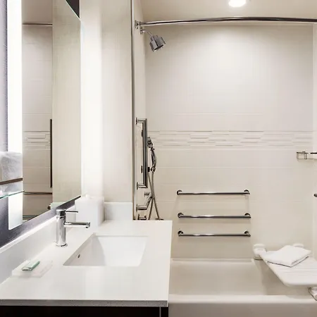 By Marriott Jfk Airport 3*