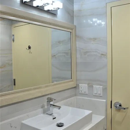 Lic Plaza Hotel 3*