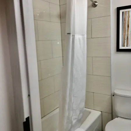 Hotel Wingate By Wyndham Jfk Airport, Far Rockaway Ny 2*