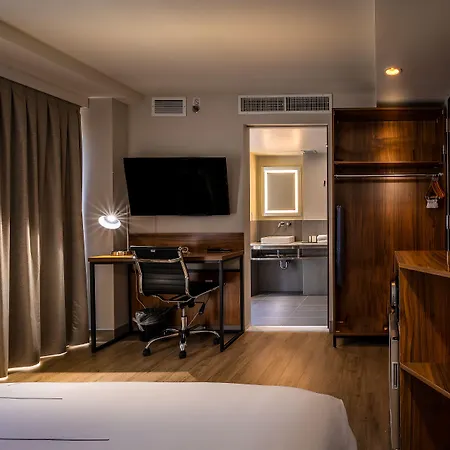Hotel La Quinta By Wyndham Time Square South 3*