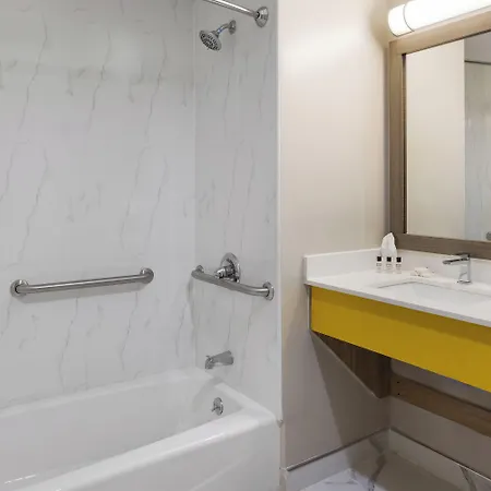 Days By Wyndham Staten Island Hotel New York