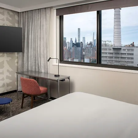 By Marriott Queens Hotel 3*