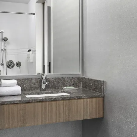 By Marriott Queens Hotel 3*