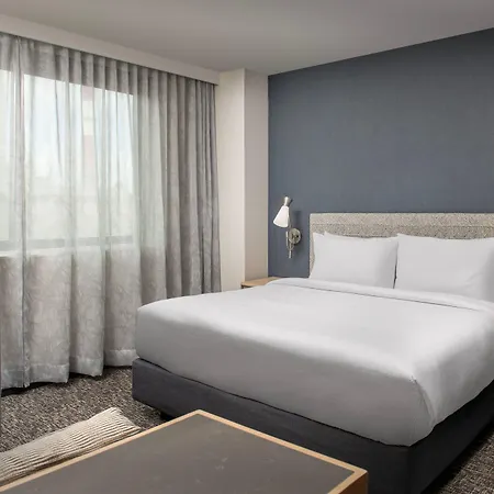 By Marriott Queens 3* New York