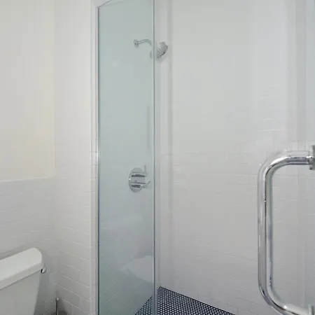 Apartment Spacious 2br 2ba With Rooftop Walk To Times Square, June To Aug 90 Days Required *