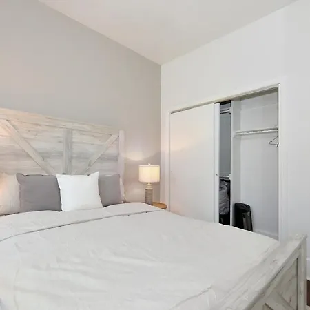 5 Bedroom 2 Bath I Full Floor I Midtown Apartment