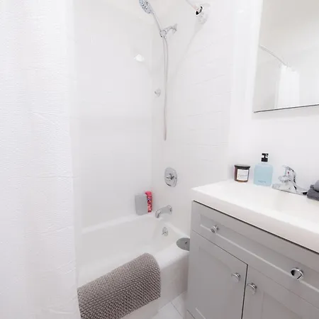 Sunlit 2br Park North Elevator & Laundry Apartment *