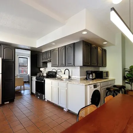 5 Bedroom 2 Bath I Full Floor I Midtown Apartment New York