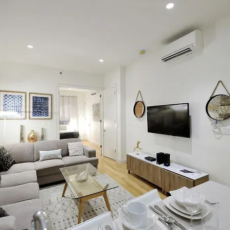 Spacious 2br 2ba With Rooftop Walk To Times Square, June To Aug 90 Days Required New York