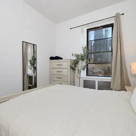 5 Bedroom 2 Bath I Full Floor I Midtown