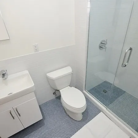 Spacious 2br 2ba With Rooftop Walk To Times Square, June To Aug 90 Days Required