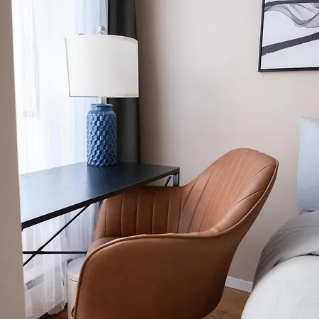 Sunlit 2br Park North Elevator & Laundry Apartment