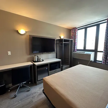 Regal & Laguardia Hotel