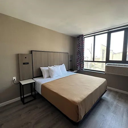 Regal & Laguardia Hotel