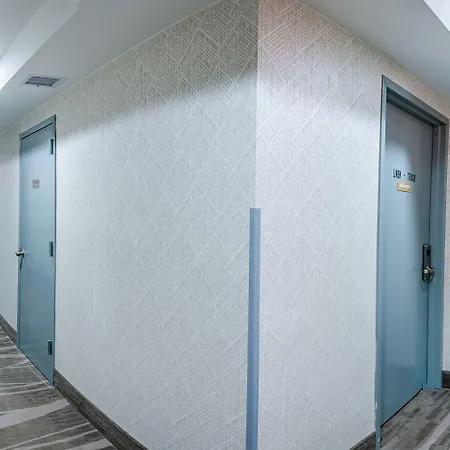 Elmhurst Hotel 3*