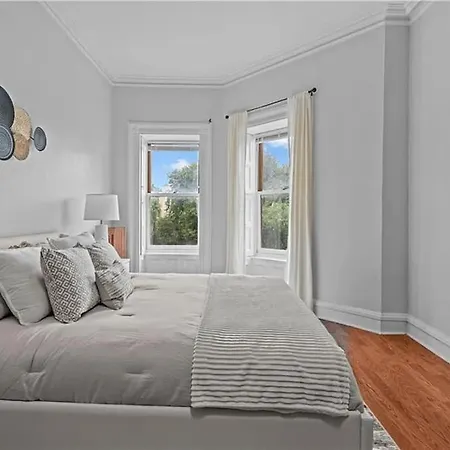 Tranquil 2 Bedroom In Brooklyn Apartment *