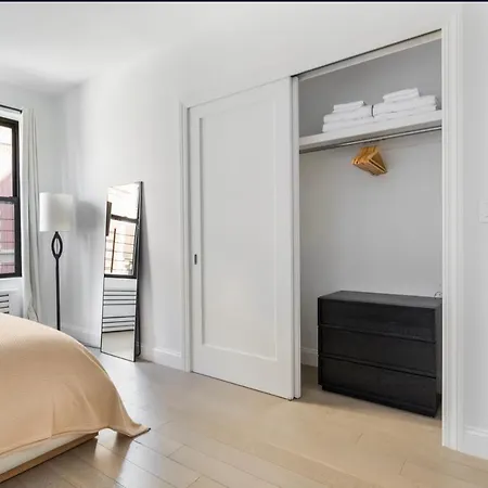 Three Bedroom In Upper West Side Apartment *
