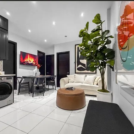 Superb 4-bedroom 1 Block From Park In Vibrant Apartment *