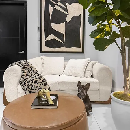 Superb 4-bedroom 1 Block From Park In Vibrant Apartment