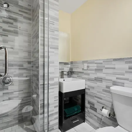 Spacious Park Apartment *